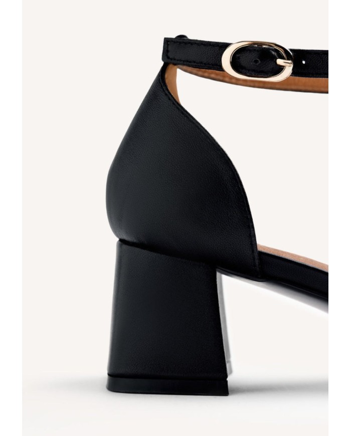 GIOSEPPO TACCHI DONNA CON BORCHIE