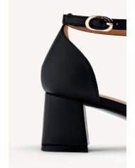 GIOSEPPO TACCHI DONNA CON BORCHIE
